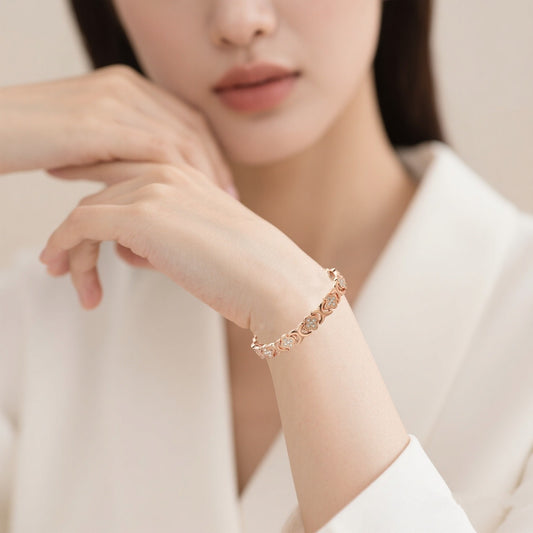 Affordable Luxury Fashion Clover Alloy Diamond Single Row Magnet Bracelet