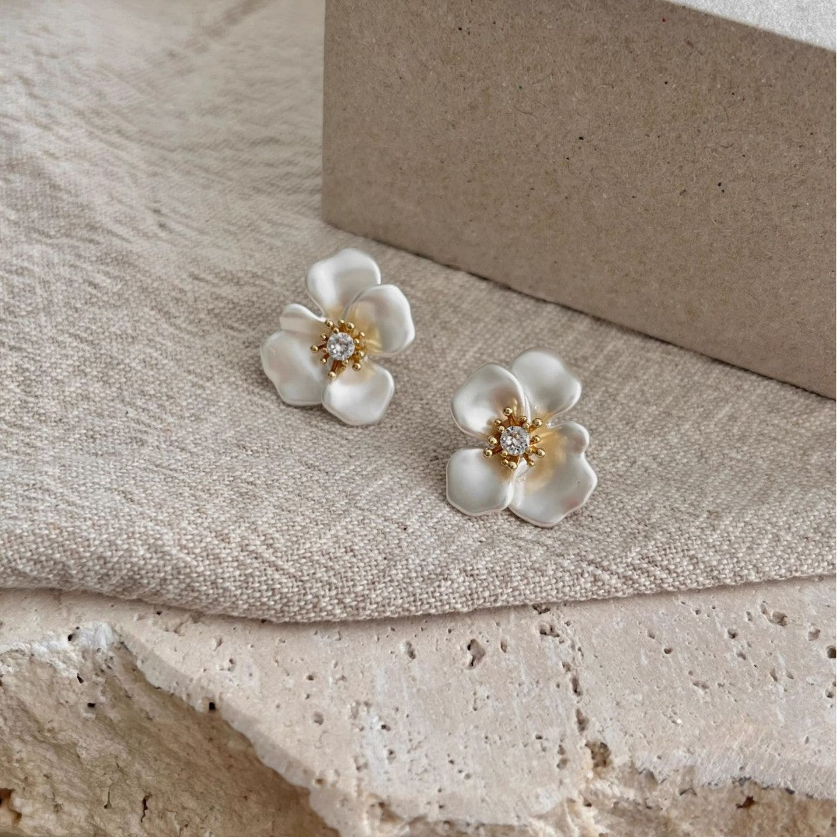 Exquisite Refined Grace High-grade Flower Women's Special-interest Design All-match Earrings