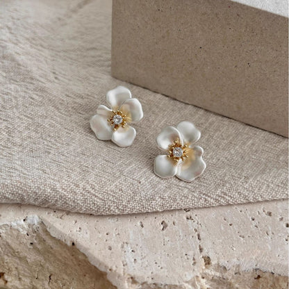 Exquisite Refined Grace High-grade Flower Women's Special-interest Design All-match Earrings