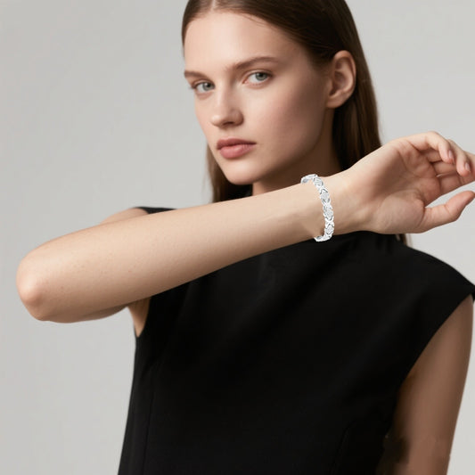 Affordable Luxury Fashion Clover Alloy Diamond Single Row Magnet Bracelet