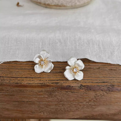 Exquisite Refined Grace High-grade Flower Women's Special-interest Design All-match Earrings